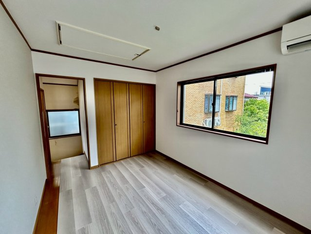 洋室6帖・屋根裏収納付き！お部屋がすっきり片付きます。