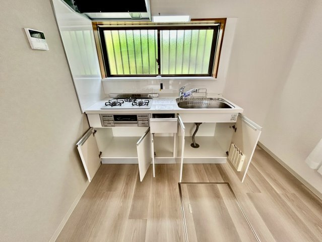調理道具や調味料もすっきりしまえる、収納力のあるキッチン