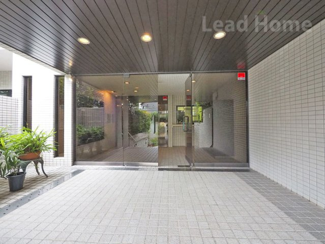 雨の日でも濡れにくく出入りがスムーズな屋根付きのエントランス！美しく清潔に管理されています♪