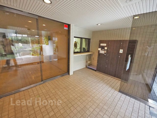 ガラス扉から柔らかな光が差し込む明るいエントランスロビーです！日々の外出やご帰宅を気持ちよく迎えます♪