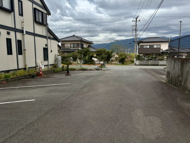 南側が道路に接しているので陽当たり良好です。二方向が接道しているで風通しも良くなっています。