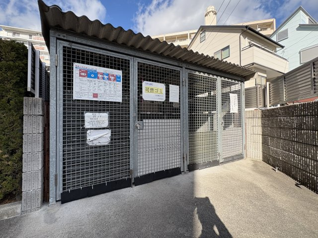 専用のゴミステーションが敷地内に設けられており、収集日や分別ルールが分かりやすく掲示されています。囲い付きのため、外部からの視線や散乱を防ぎ、清潔な状態が保たれやすい仕様となっています。