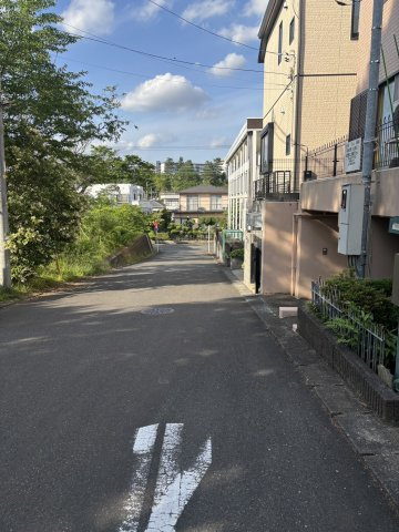 前面道路　幅員6ｍですので車庫入れも楽々です。