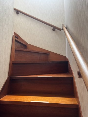 階段も無垢のカリン材・チーク材を使用しています。