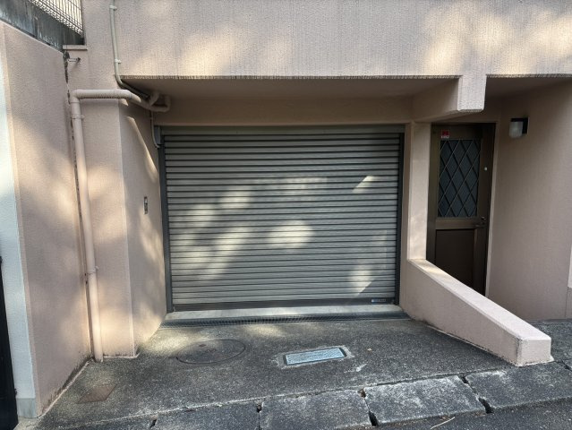 シャッター付きのガレージです。