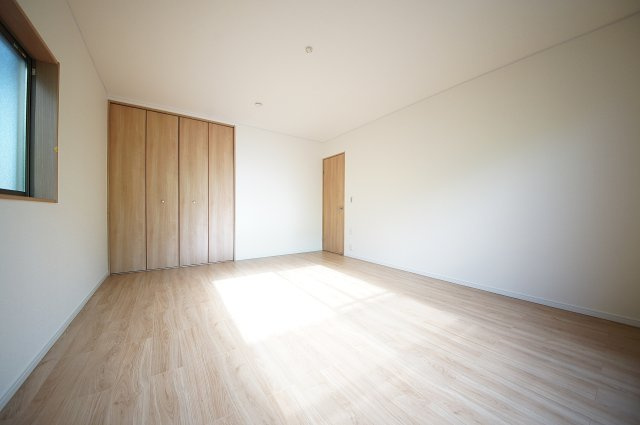 全居室2面採光でお部屋が明るく、便利な全居室収納付　　