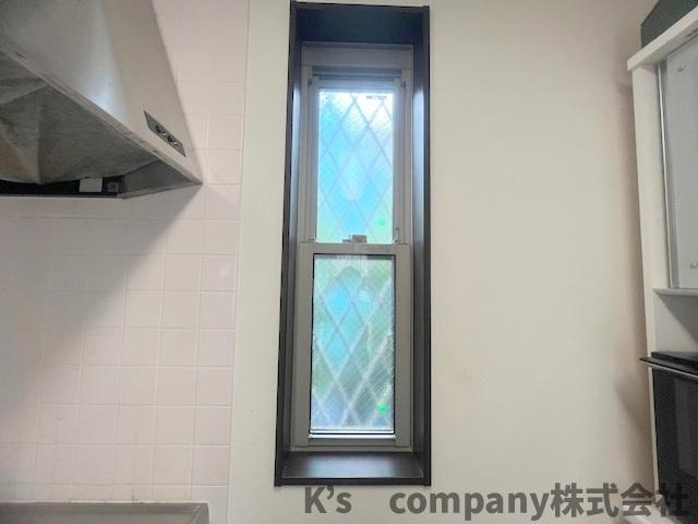 自然光が手元を照らしてくれる窓がついています◇