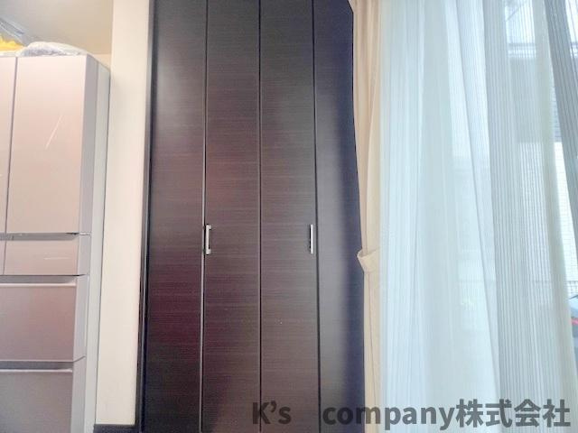 キッチンの横には収納があり、備蓄品の保管やリビング収納としてもお使いいただけます♪