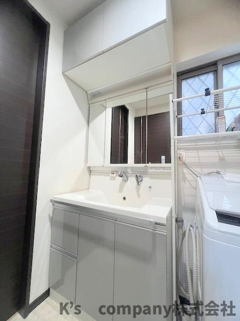 上下に収納付きで、三面鏡の内側には小物の収納が可能です☆こちらの脱衣スペースはリビング側と玄関ホールからも出入りができ、帰宅後に直接洗面所で手洗いができ、暮らしやすい動線があります☆