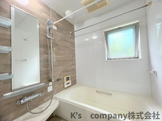 温かみのあるアクセントパネルで、ほっとくつろげる癒しの空間になっています☆