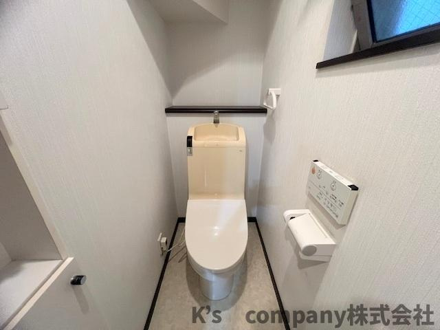 ペーパー類の保管もできる収納付きのトイレ◇