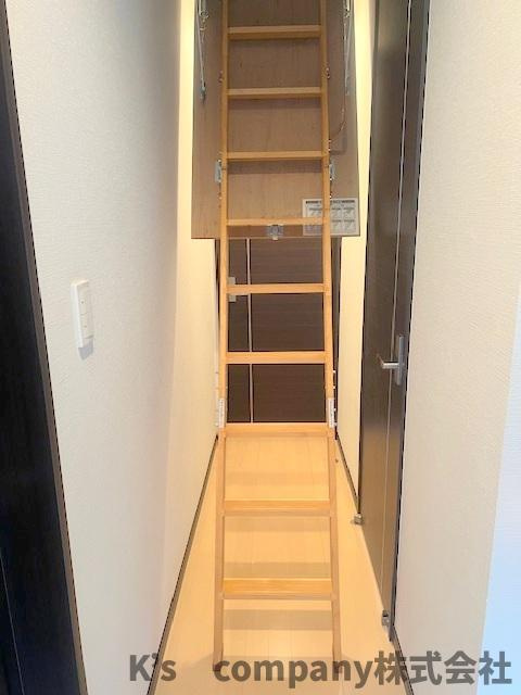 小屋裏収納付きで、趣味の道具や季節の家電製品、思い出の品々を保管できます♪