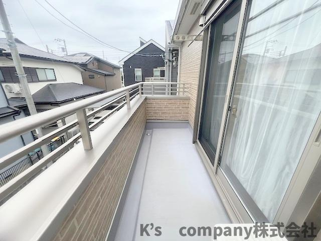 ゆったりとした広さのバルコニー☆シャッター付きで防犯性を高め、台風や強風の際には窓を守り安心してお過ごしいただけます◇