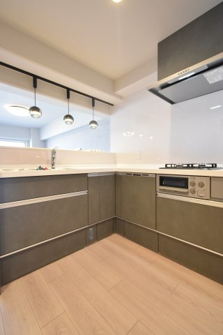 最新のシステムキッチン！家具と調和する扉面材と、使い勝手のよい収納豊富なスライド収納です♪家事が楽になる食洗器付き！　ワークトップは高級感のある人造大理石仕上げ！浄水器付き水栓も付いています！
