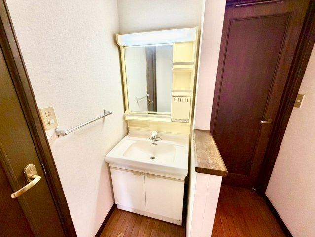 2階にも独立洗面台があります☆