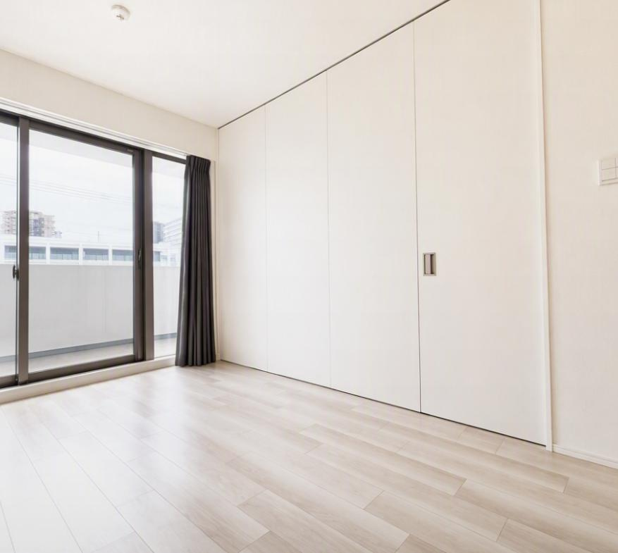 LDKと南側居室の間仕切り扉を使用した写真です。リビング側の写真になります。
