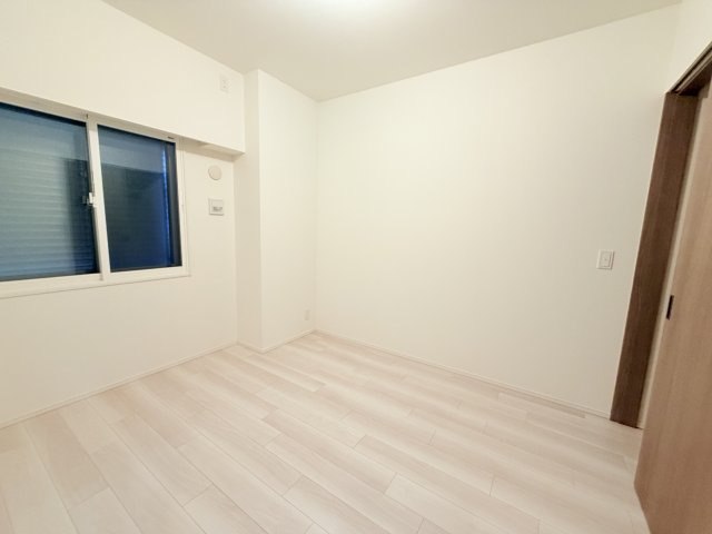 北東側約6帖の洋室です。