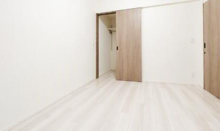 北東側約6帖の洋室です。