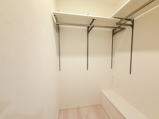 北東側約6帖洋室にはウォークインクローゼットがございます。