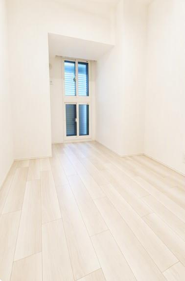 北西側約5.5帖の洋室です。