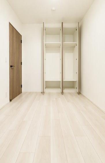 北西側約5.5帖の洋室の収納です。