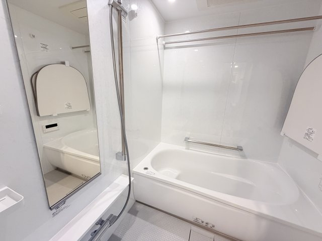 白を基調とした生活感のあるお風呂です。