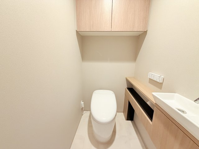 落ち着いた色調のトイレです