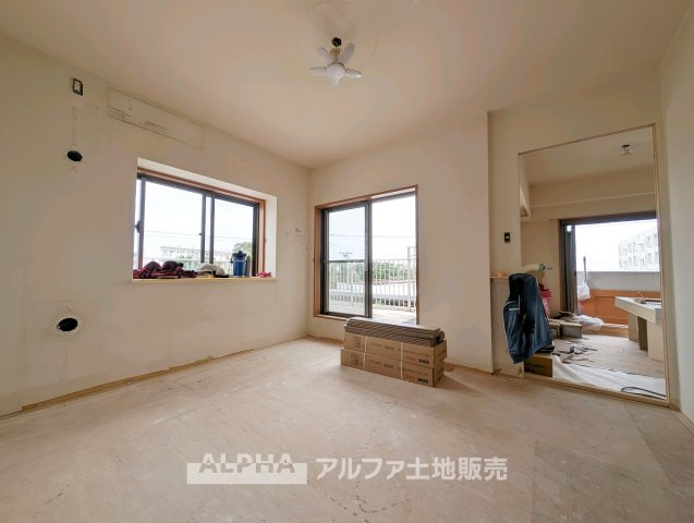 【light　a　living】　◆明るいリビング◆にペイントして君との時間を有意義に過ごしたい。ここでの暮らしは僕たちにとって宝物になる。※工事中