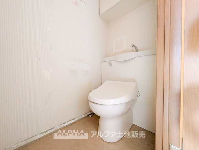 【Warm　water　flush　toilet】　◆温水洗浄便座付きトイレ◆お掃除も楽々。快適に過ごすためには今や欠かせない設備の一つです。壁掛けリモコンで使いやすくいつでも清潔に保てます。※工事中