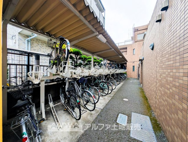 【Bicycle　Space】　◆駐輪スペース◆家族分の自転車を置きやすいスペースを確保。通勤・通学用はもちろん、お子様用の自転車もまとめて管理しやすい配置です。