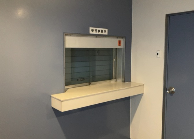受付はマンションコンシェルジュがいる場合もあれば、管理人が滞在する小部屋を総称して呼ぶことがあります。主にエントランスに設置されていることから、防犯面でも期待ができます。防犯設備がない場合はより安心！