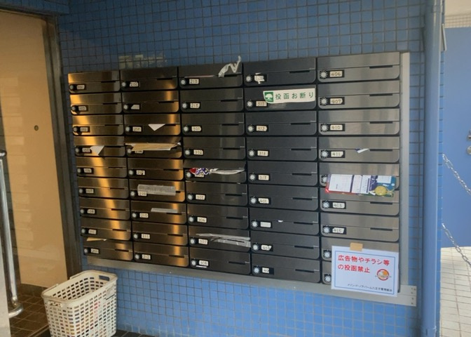 エントランス付近に設置されている集合ポストは、住んでいる部屋と離れているため、ポストをあさるなど誰かに何かされていても被害に気づきにくいです。入居する時には他人に特定されにくい番号で鍵をかけましょう！