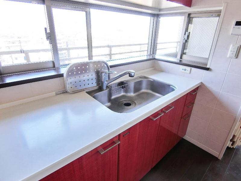 キッチン　明るく開放的なキッチン。窓もあり通気も良好です。