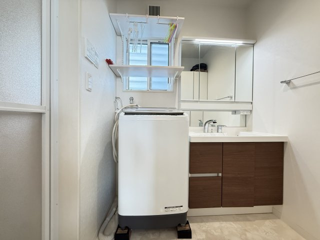 洗面室は明るく清潔感のある空間。浴室に隣接しており、家事動線も良好です。窓があり自然換気が可能で、湿気がこもりにくい設計。収納スペースも確保されており、タオルや洗剤類をすっきり整理できます。　