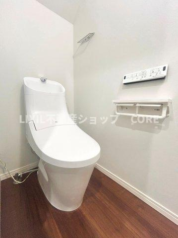 そのゆったりとした空間には洗練されたデザインのウォシュレット付きトイレを装備！