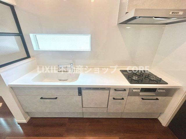 沢山の調理器具や調味料が収納でき、大きな流しもついてます　毎日のお料理が楽しみです。