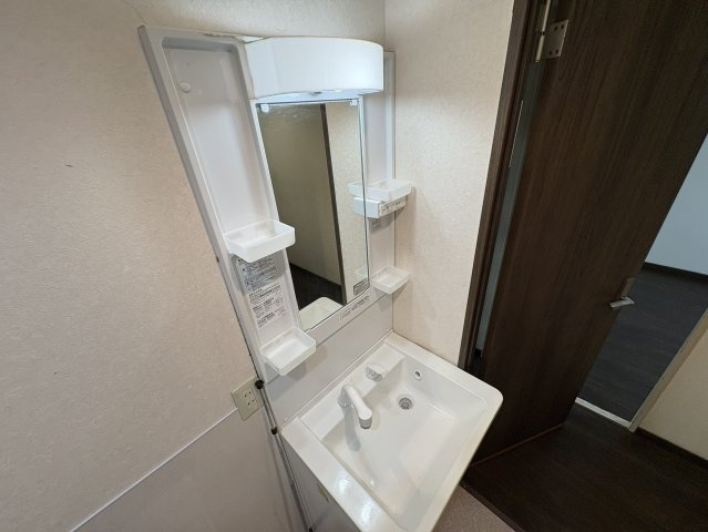 独立洗面台付きで朝の身支度もスムーズです。鏡まわりに小物を置ける棚があり、化粧品や日用品の整理にも便利です。洗面ボウルもゆとりがあり使いやすい設計。室内に設置されているため快適にご利用いただけます。