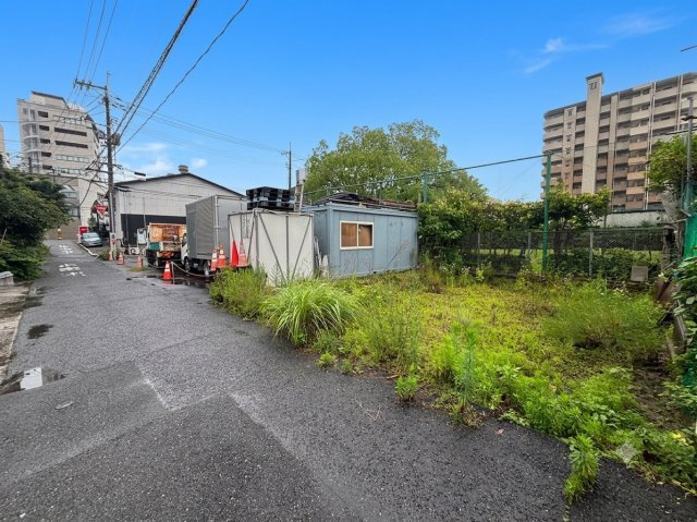 前面道路を含めた現地の様子です。北西側公道に面した立地で、お車での進入や日々の生活動線もスムーズです。周辺には戸建住宅やマンションが建ち並び、落ち着いた住環境と生活利便性を兼ね備えたエリアです。