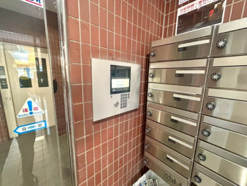 室内の防犯設備もチェックしましょう！モニター付きインターホンが設置されているか、防犯シャッターが設備されているか、ベランダに人が上がってきにくい高さかなどチェックしておくと入居後も安心できるでしょう。