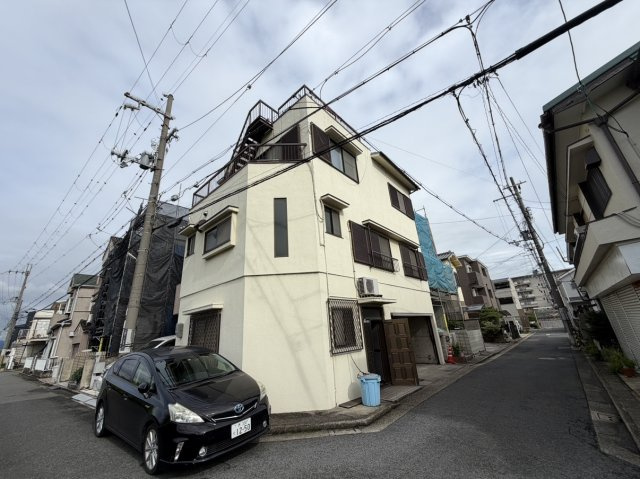 前面道路含む現地写真です。浅香駅まで徒歩14分、北花田駅まで徒歩16分です