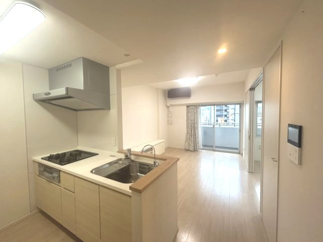 料理中もリビングを見渡せる、開放的なカウンターキッチン。広々とした明るいLDK空間です。