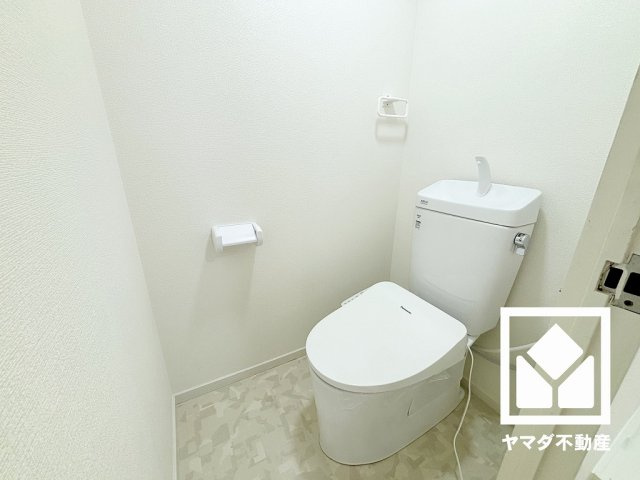 南西向きバルコニーで陽当たり、風通し良好。広々としているため、お洗濯物をたっぷりと干す事ができます。屋根付きなので急な雨の日も安心ですね。