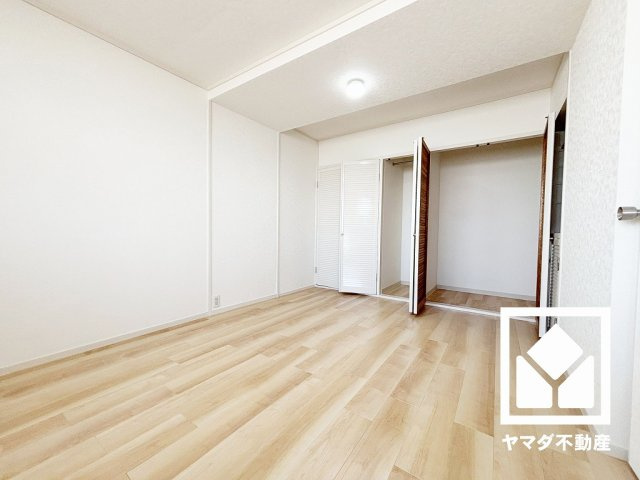 キッチンは空間を有効活用できる壁付けタイプ。
