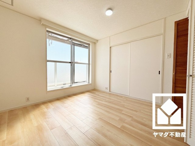 収納付きでスッキリお使い頂ける3面鏡の洗面台です。洗面ボウルが広めなので、忙しい朝でも身支度がしやすく時短になります。