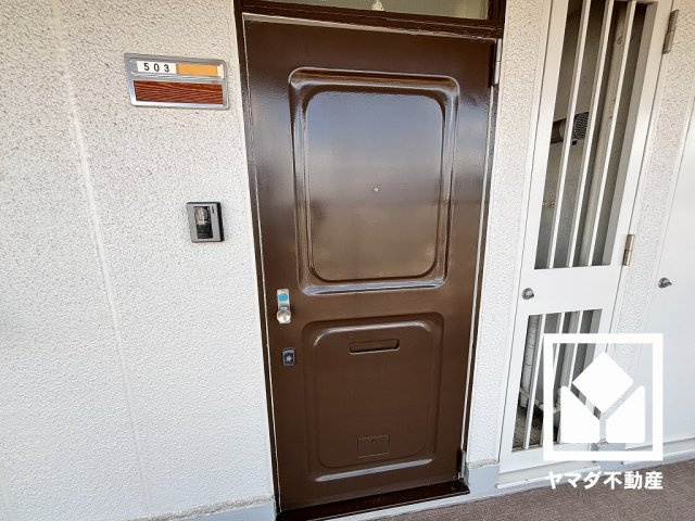 「阪急西宮ガーデンズ」まで徒歩5分、「ACTA西宮」まで徒歩9分など、大型商業施設が徒歩圏内に複数あり便利な住環境です。