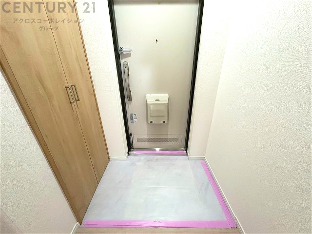大きな玄関収納付きの玄関です　家族皆様の履物をしっかり収納できます　
