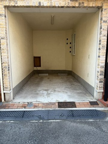 マイカーをお持ちの方に嬉しい駐車場付き戸建！雨の日の移動やお出かけにも便利です