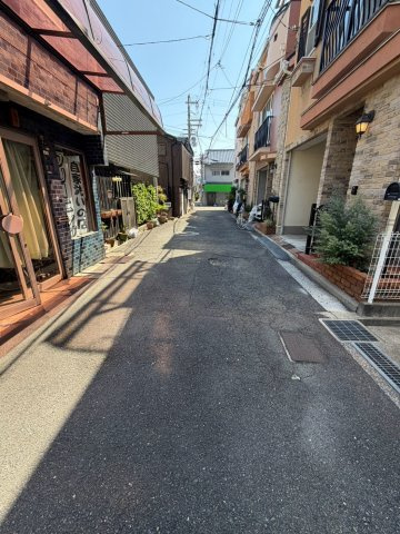 周囲は落ち着いた街並み。