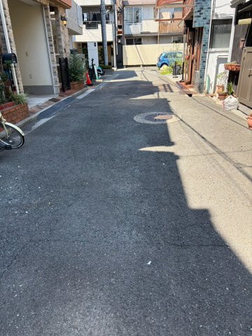 車通りも少なくすっきりとした前面道路で、駐車も慌てず行えます。