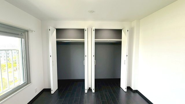 シックな濃い床に映える淡い内装。クローゼット内もグレーで統一し、扉を開けても洗練されたお洒落な一室